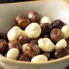 Close-up van biologische rozijnen omhuld met verschillende soorten chocolade