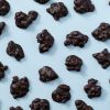 Cookie caramel rotsjes puur los over de achtergrond