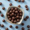 Crunchy choco's melk in een schaaltje