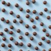Crunchy choco's melk los over de achtergrond
