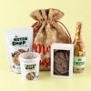 Vooraanzicht kerstzak jute van De Notenshop met inhoud