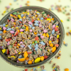 Smarties gebroken in een schaaltje ingezoomd