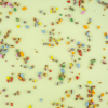 Smarties gebroken verspreid over de achtergrond 