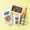 Kerstzak jute inhoud van de zak met noten, flikken en cocktailfles