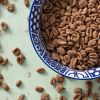 Gepofte spelt met cacao van dichtbij