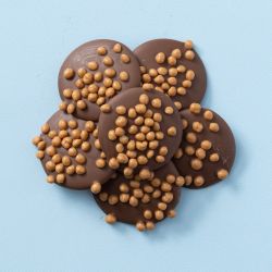 Chocolade flikken karamel zeezout op een hoopje gestapeld