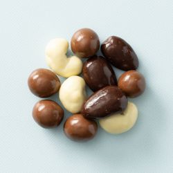 Biologische chocolade notenmix met cashewnoten en noten omhuld met witte, melk- en pure chocolade