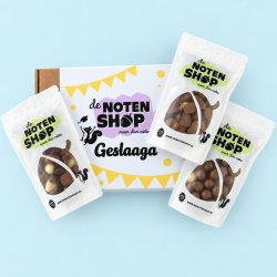 Geschenkpakket chocolade geslaagd met drie zakjes chocolade en cadeauverpakking