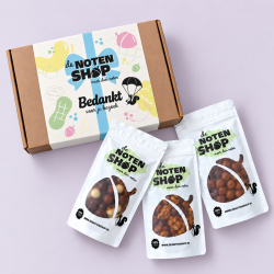 Geschenkpakket chocolade welkom met drie zakjes chocolade en cadeaubox