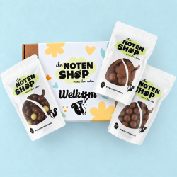 Geschenkpakket chocolade welkom met drie zakjes chocolade en cadeauverpakking