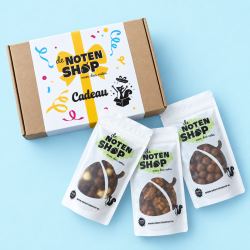 Geschenkpakket chocolade cadeau met drie zakjes chocolade en cadeaubox