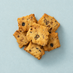 Rijstcrackers met sojabonen op lichtblauwe achtergrond