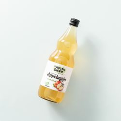 Fles biologische appelazijn op een lichtblauwe achtergrond