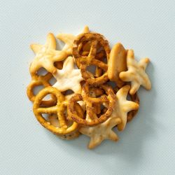 Cocktail snack mix