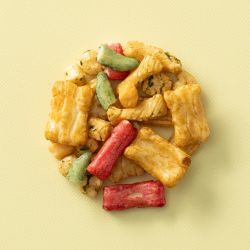 Rigato mix met gekleurde krokante snacks op een lichtgele achtergrond