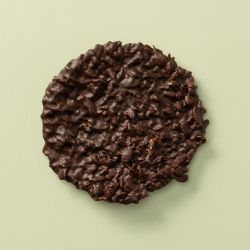 Crispy crackers met chocolade op lichtgroene achtergrond