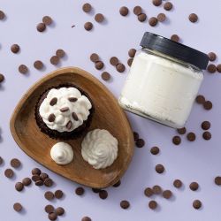 Cream cheese frosting op 3 cupcakes