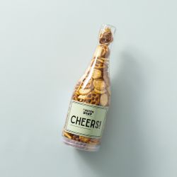 Fles gevuld met pretzel mix op een lichtblauwe achtergrond