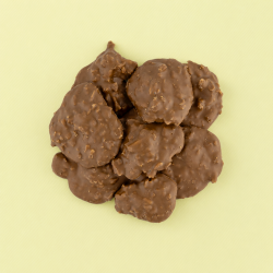 Melkchocolade rotsjes met krokante chips op gele achtergrond