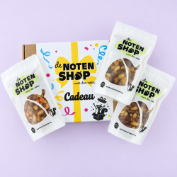 Geschenkpakket noten cadeau met drie zakjes noten en cadeauverpakking