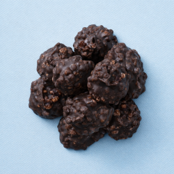 Kandijkoek rotsjes melk opgestapeld