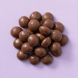 Melkchocolade kruidnoten op een hoopje