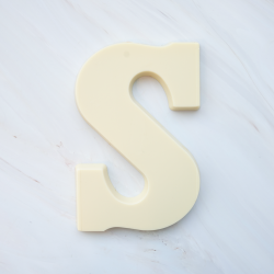 Chocoladeletter s wit in verpakking