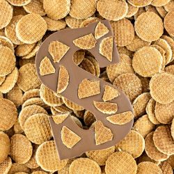 Chocoladeletter stroopwafel met een achtergrond van mini stroopwafeltjes