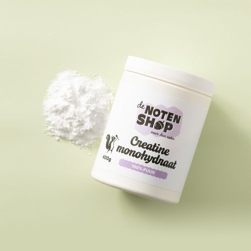 Pot creatine monohydraat met creatinepoeder op lichtgroene achtergrond Pot creatine monohydraat met creatinepoeder op lichtgroene achtergrond