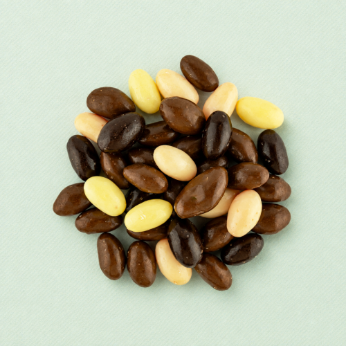 Chocolade jelly beans op lichtgroene achtergrond Chocolade jelly beans op lichtgroene achtergrond
