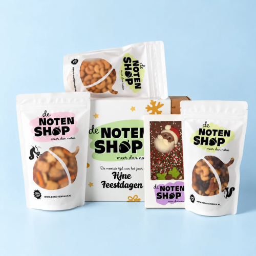 Fijne feestdagen box met verschillende zakjes noten en chocolade Fijne feestdagen box met verschillende zakjes noten en chocolade