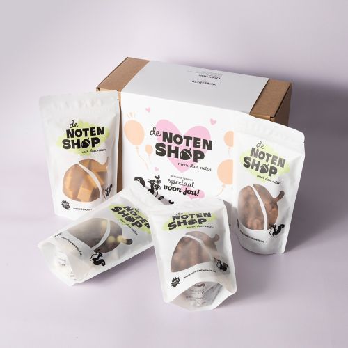 Speciaal voor jou box met verschillende zakjes chocolade en lekkernijen