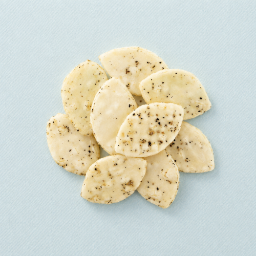 Konoha salad zwarte peper crackers op een lichtblauwe achtergrond Konoha salad zwarte peper crackers op een lichtblauwe achtergrond