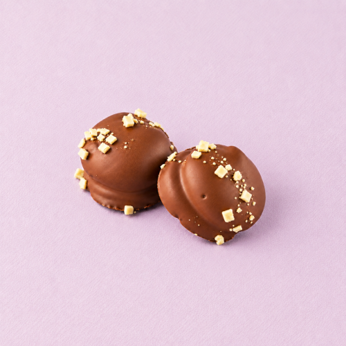 Chocolade mello cakes speculoos met speculoosstukjes op lichtroze achtergrond Chocolade mello cakes speculoos met speculoosstukjes op lichtroze achtergrond