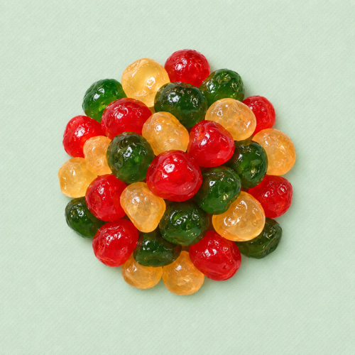 Bigarreaux gemengd in rood, groen en geel op lichtgroene achtergrond Bigarreaux gemengd in rood, groen en geel op lichtgroene achtergrond