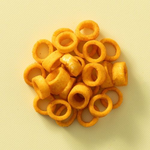 Spicy rings op een lichtgele achtergrond Spicy rings op een lichtgele achtergrond
