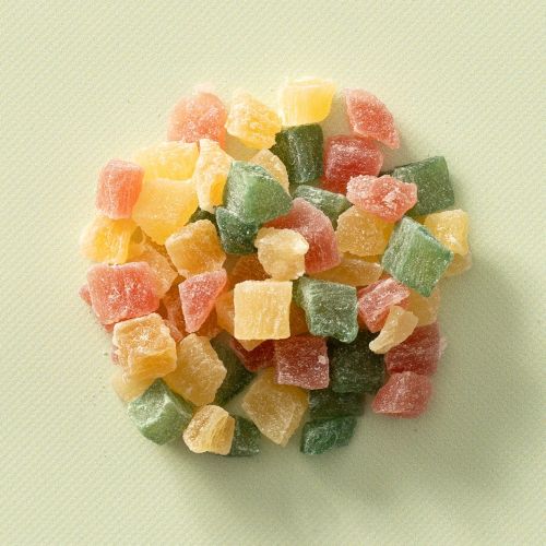 Kleurrijke fruitblokjes op een lichtgroene achtergrond