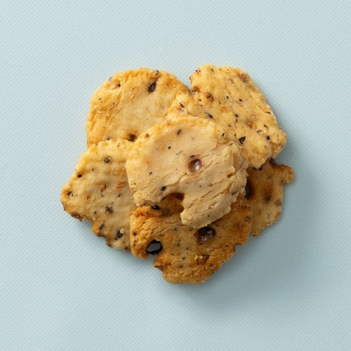 Rijstcrackers sojabonen op lichtblauwe achtergrond