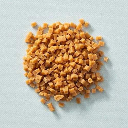 Mini karamelblokjes op een lichtblauwe achtergrond
