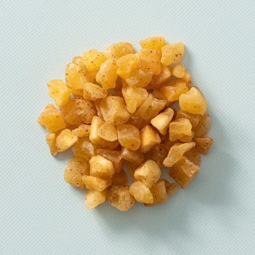 Yoghurt met appel kaneel blokjes op een lichtblauwe achtergrond Yoghurt met appel kaneel blokjes op een lichtblauwe achtergrond