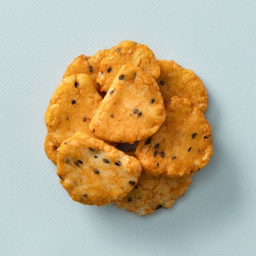 Moon crackers sojabonen op lichtblauwe achtergrond Moon crackers sojabonen op lichtblauwe achtergrond