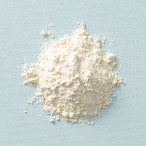Zelfrijzend bakmeel los op lichtblauwe achtergrond Zelfrijzend bakmeel los op lichtblauwe achtergrond