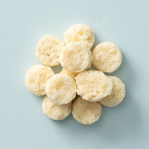 Kokos bites ananas op een lichtblauwe achtergrond Kokos bites ananas op een lichtblauwe achtergrond