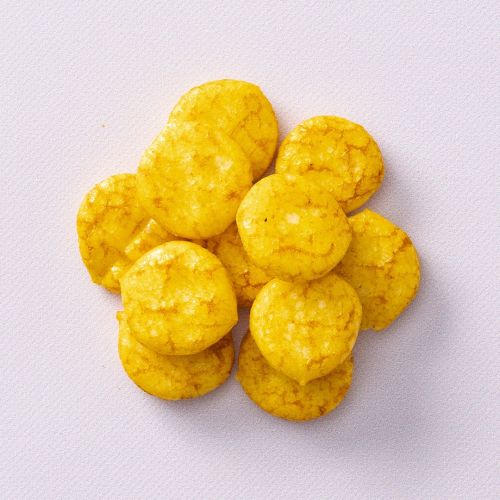 Baked round curry crackers op een lichtpaarse achtergrond Baked round curry crackers op een lichtpaarse achtergrond
