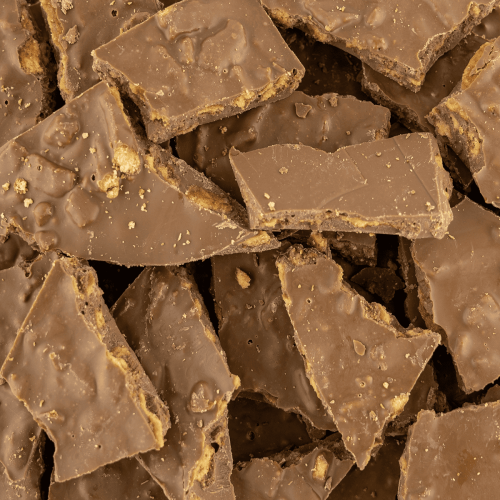 Chocolade stroopwafel breekplaat brokken melkchocolade op elkaar gestapeld