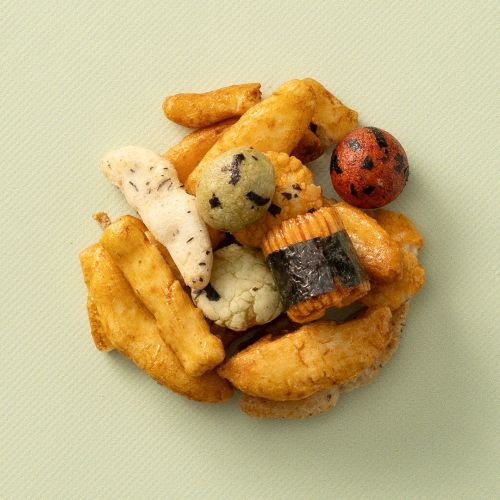 Rijstcrackers nori mix met verschillende krokante rijstsnacks op een lichtgele achtergrond Rijstcrackers nori mix met verschillende krokante rijstsnacks op een lichtgele achtergrond