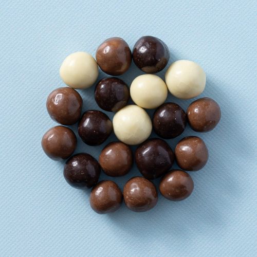 Chocolade rijstballen gemengd in een cirkel Chocolade rijstballen gemengd in een cirkel