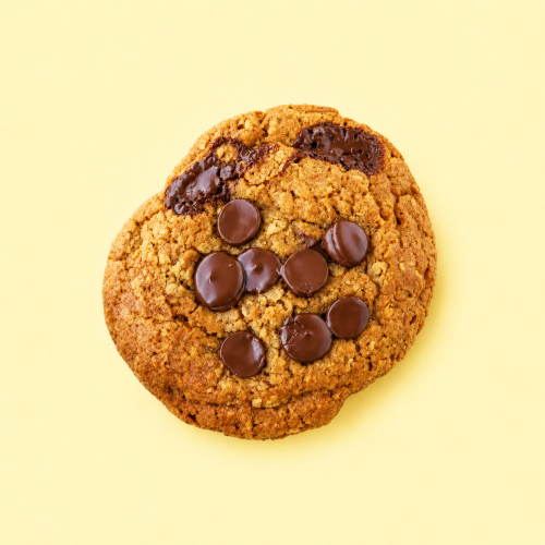 Gebakken haverkoek met chocolade op een lichtgele achtergrond Gebakken haverkoek met chocolade op een lichtgele achtergrond