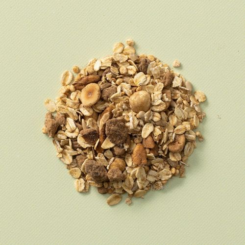 Havermuesli pecan & hazelnoot op een lichtgroene achtergrond Havermuesli pecan & hazelnoot op een lichtgroene achtergrond