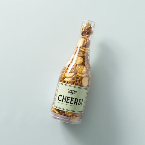 Fles gevuld met pretzel mix op een lichtblauwe achtergrond